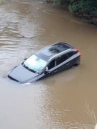 Carro cai em rio em Duas Pontes, na divisa de Humaitá e Nova Candelária
