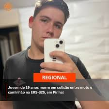 Colisão entre motocicleta e caminhão em Pinhal tira a vida de jovem de 19 anos