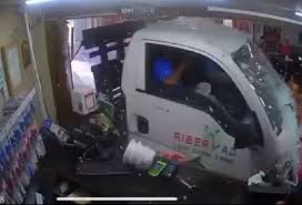 Carro desgovernado invade padaria e deixa dois feridos no Noroeste do RS