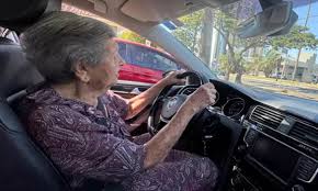 Aos 101 anos, idosa renova CNH e recebe autorização para dirigir até os 104