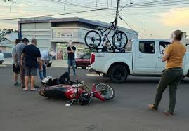 Mulher fica ferida em acidente entre moto e caminhonete em Padre Gonzales/Três Passos