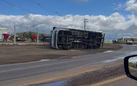 Caminhão tomba na RSC-472 em Três Passos, na saída para Tenente Portela