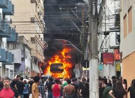 Ônibus desgovernado com estudantes pega fogo após colidir em veículos e prédio no RS